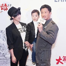 贝嫂穿美艳红裙秀身材 与小贝同录节目大秀恩爱 2013-06-24 北京时间6月23日，2013小贝六月中国行仍在继续，大卫·贝克汉姆与妻子维多利亚·贝克汉姆一同出席某节目。